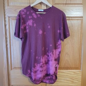 Shortsleeved wine color tshirt with design- like new ✨️